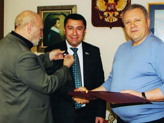 Вручение А.С. Гаспаряну (в центре) ордена «За самоотверженный труд на благо России»